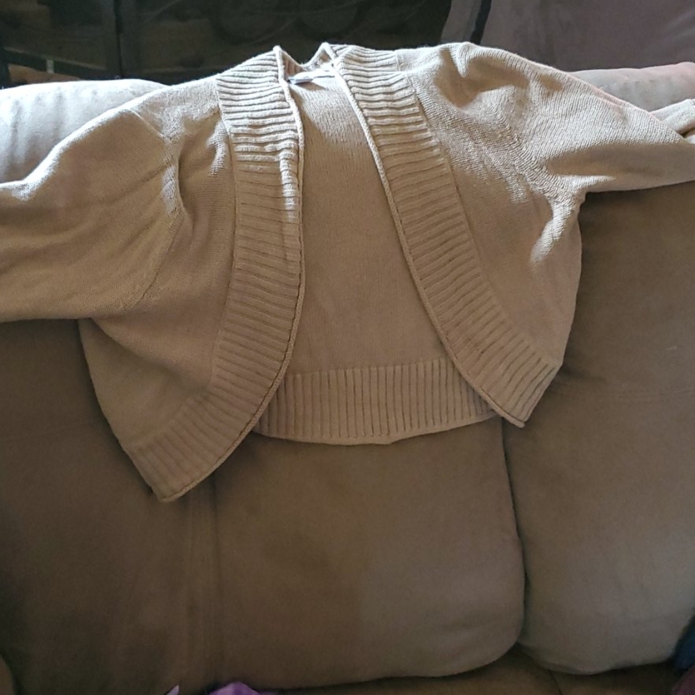 Tan shrug